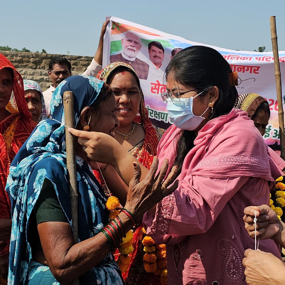 नेपानगर में ताप्ती नदी किनारे स्वच्छता अभियान चला:विधायक ने झाड़ू लगाई, नपाध्यक्ष और सीएमओ ने कचरा समेटा, जनप्रतिनिधियों ने किया श्रमदान