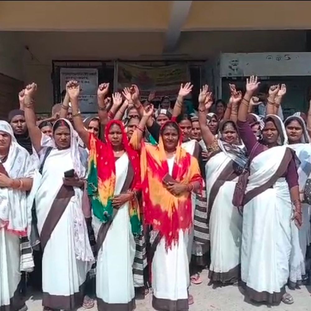 रायबरेली में आशा बहुओं ने सीएचसी प्रभारी को सौंपा ज्ञापन:लंबित मानदेय और बढ़ोतरी की मांग को लेकर आवाज बुलंद की
