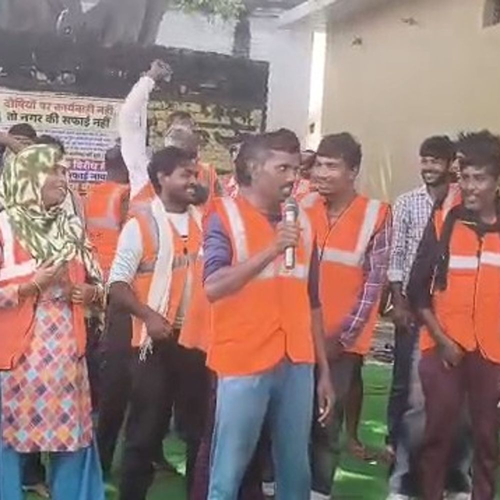 कम्पिल में सफाई नायक से मारपीट:कर्मचारियों ने नगर पंचायत कार्यालय के बाहर दिया धरना,आश्वासन के बाद हुआ खत्म