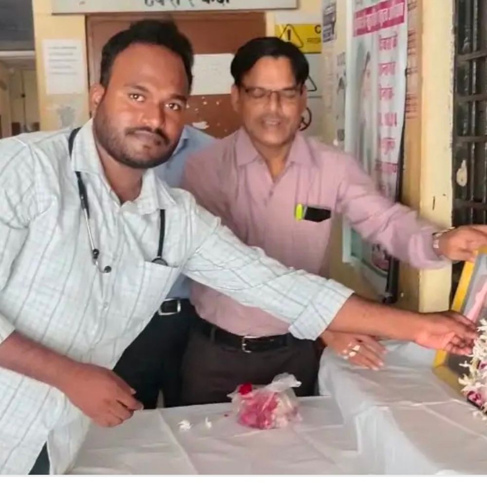 मियागंज में सीएचसी गांधी जयंती मनाया:स्वास्थ्यकर्मियों ने ली स्वच्छता की शपथ, चलाया सफाई अभियान