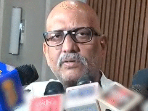 जनेऊ दिखाकर अजय राय बोले- राहुल का साथ नहीं छोड़ूंगा:वाराणसी में कांग्रेस के पूर्व अध्यक्ष ने कहा- राजनीति में पद आते-जाते रहते हैं