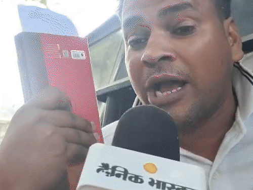 लखनऊ में एम्बुलेंस ड्राइवरों ने डिप्टी CM का आवास घेरा:बोले- 5 साल में 50 बार मिले, हर बार मिला सिर्फ आश्वासन