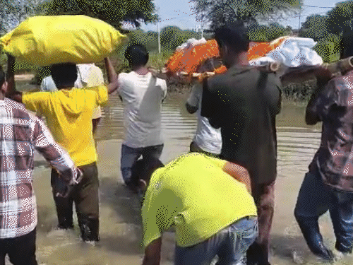 फैजुल्लागंज पूरा इलाका जलमग्न, 3 लाख लोगों ने घर छोड़े:पीने के लिए पानी नहीं, बच्चे-मवेशी सब भूखे; जलभराव में 3km पैदल ले जा रहे अर्थी