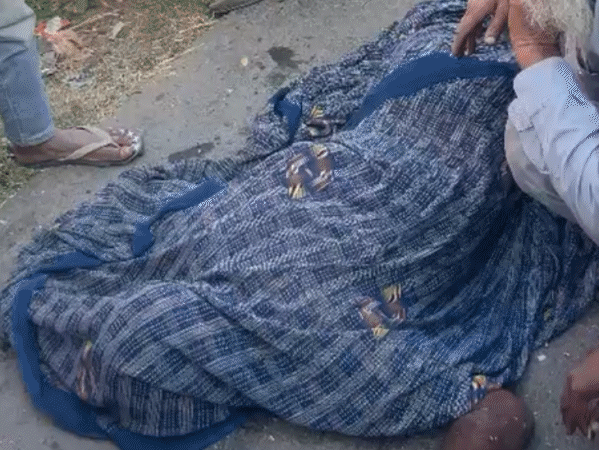 तेज रफ्तार ट्राले ने बाइक सवार परिवार को कुचला:पति, पत्नी, बेटी की मौके पर मौत; दूसरी बेटी भी गंभीर, चक्काजाम से ढाई घंटे ट्रैफिक प्रभावित