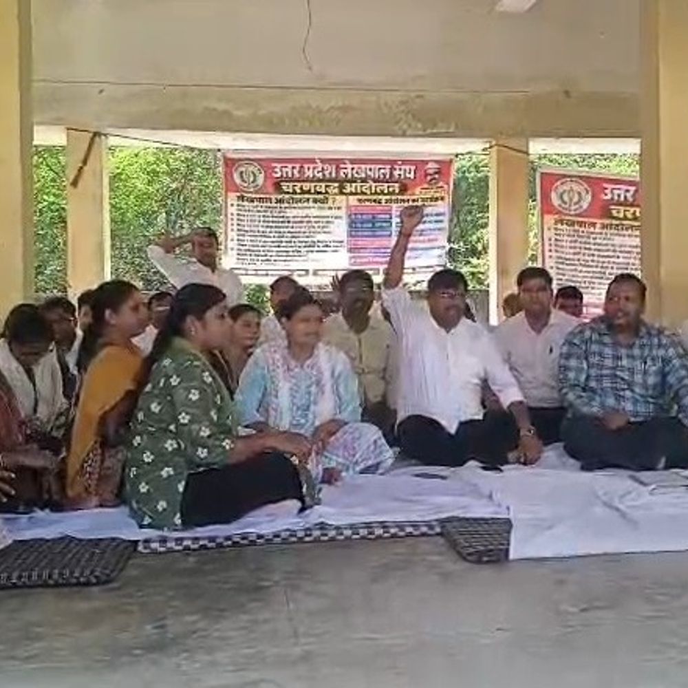 उन्नाव में लेखपालों का धरना, तहसील दिवस का बहिष्कार:2800 ग्रेड पे और भत्ता बढ़ाने की मांग