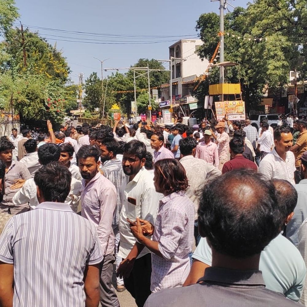 नकद भुगतान नहीं मिलने पर किसानों ने किया चक्काजाम:आगर मालवा में एक घंटे तक हाईवे पर डटे रहे; अधिकारियों के आश्वासन पर माने
