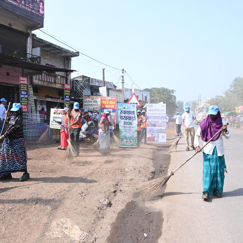 NTPC सीपत ने नवाडीह बाजार में चलाया सफाई अभियान:स्वच्छता पखवाड़े के तहत सफाई मित्रों के साथ अधिकारियों ने की सफाई, कबाड़ से कलाकृतियां बनाईं