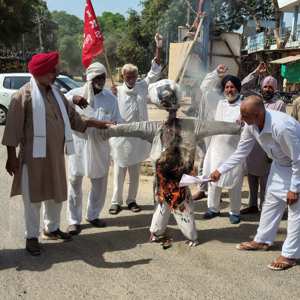 फतेहाबाद में किसानों ने फूंका पीएम का पुतला:लखीमपुर खीरी कांड के मृतकों को दी श्रद्धांजलि, दोषियों को सजा देने की मांग