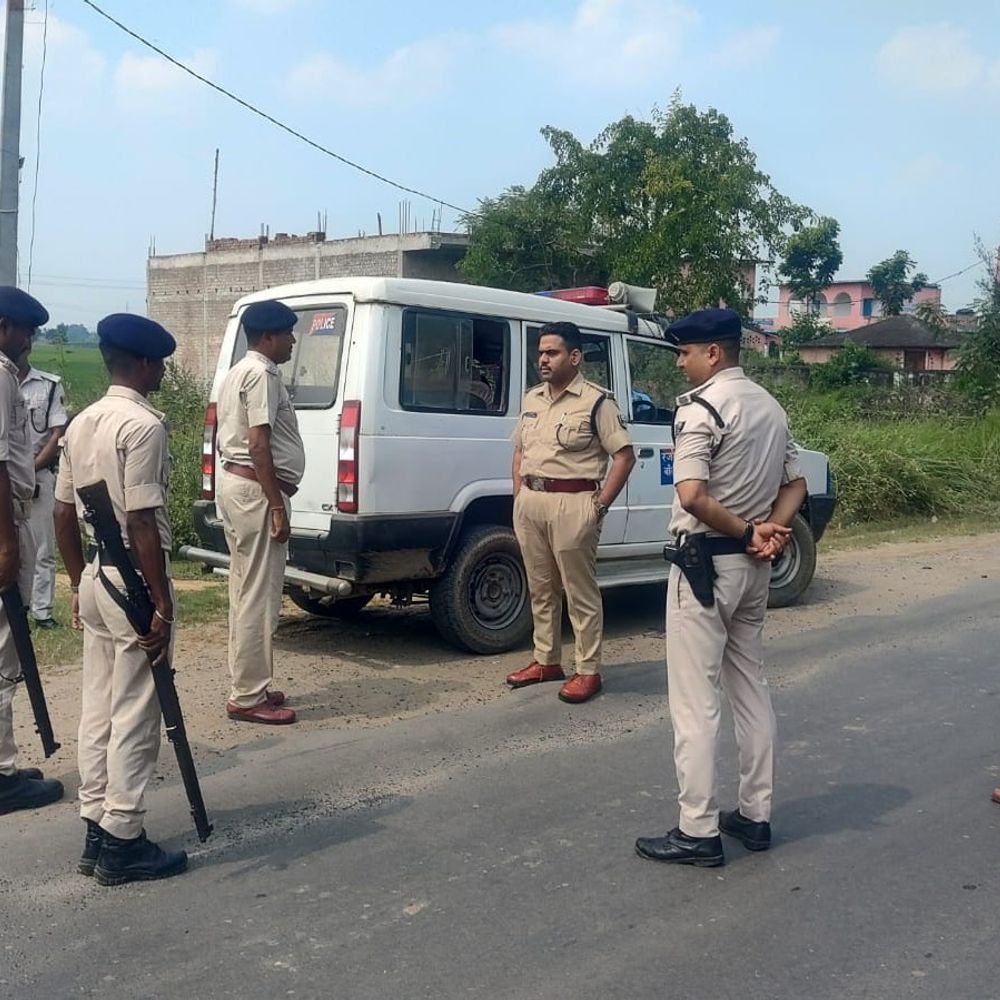 बांका में सड़क पर उतरे एसपी, गश्ती-ERSS वाहनों की जांच:महिलाओं-छात्राओं की सुरक्षा को इंग्लिश मोड़ से अमरपुर-ढाका मोड़ तक अभियान