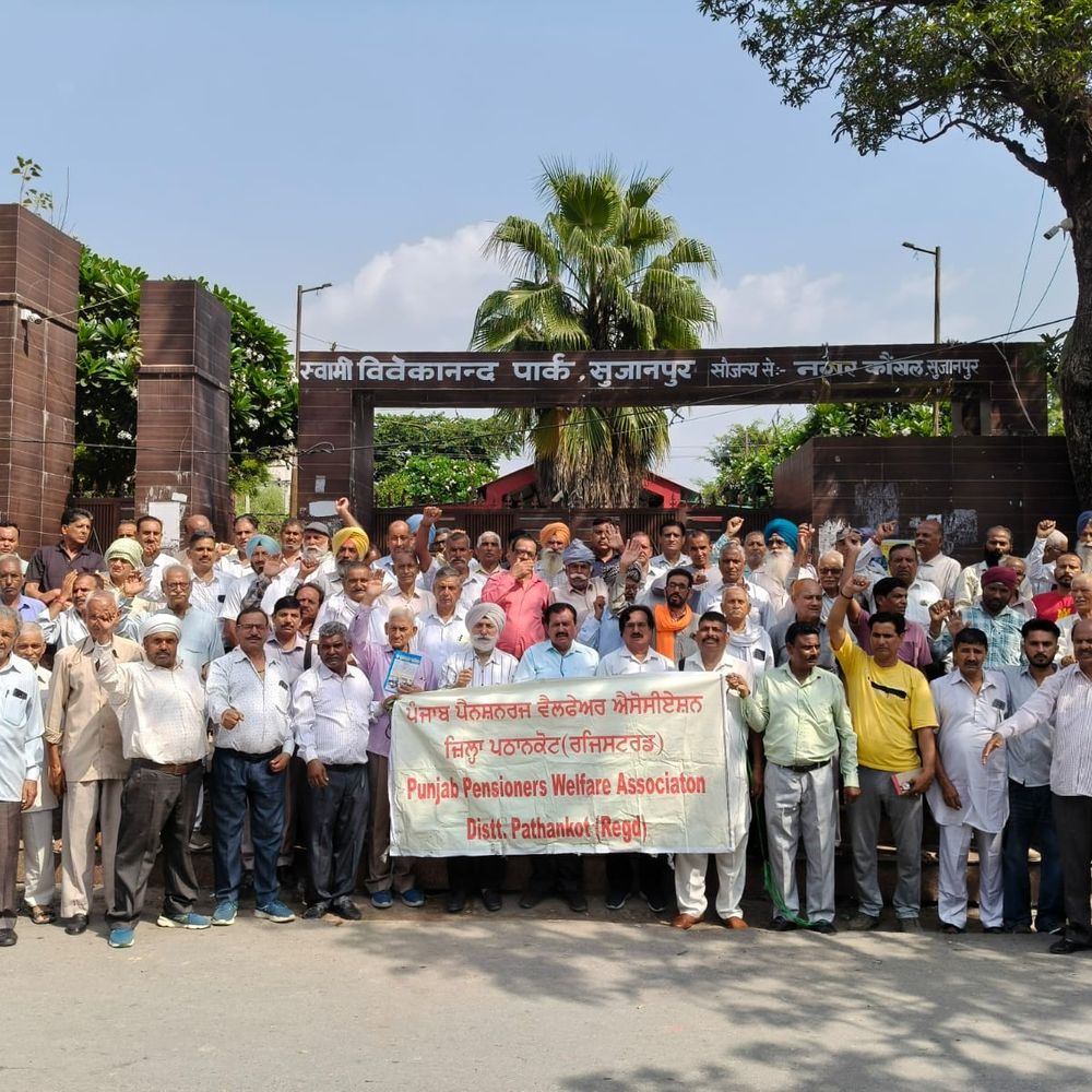 10 अक्टूबर को संगरूर में पैंशनर करेंगे राज्यस्तरीय रोष रैली:पठानकोट में डीए समेत विभिन्न मांगों को लेकर पेंशनर्स का प्रदर्शन, 2027 चुनाव के बहिष्कार की चेतावनी