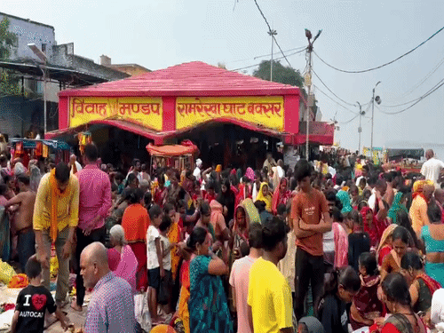 बक्सर के घाटों पर एक लाख महिलाओं ने किया गंगा-स्नान:बेटे की दीर्घायु के लिए किया जितिया व्रत, ट्रैफिक रूट में भी किया गया बदलाव