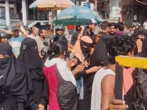 मुजफ्फरपुर- एडमिट कार्ड नहीं मिलने पर छात्राओं का विरोध प्रदर्शन:एमडीडीएम कॉलेज की छात्राओं ने एक घंटे तक सड़क जाम किया, बोलीं- दो दिन बाद एग्जाम कैसे दूंगी