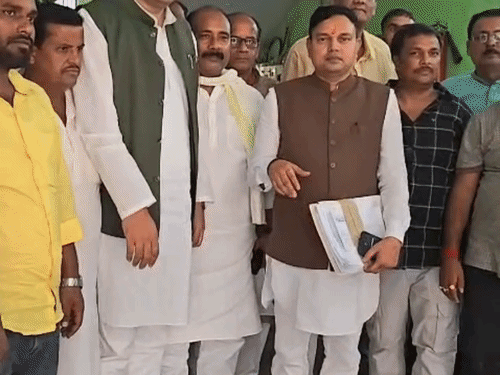 कोसी स्नातक से RJD प्रत्याशी नितेश यादव ने नामांकन किया:नॉमिनेशन के बाद प्रत्याशी ने वर्तमान MLC पर साधा निशाना, बोले- जनसुराज को जनाधार नहीं