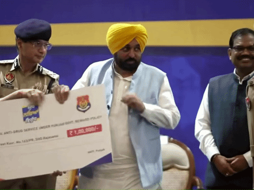 CM बोले-ईमानदारी से काम करने वालों के साथ सरकार:जालंधर में अफसरों को किया सम्मानित; कहा-जनता की सुरक्षा में निडर होकर करें काम