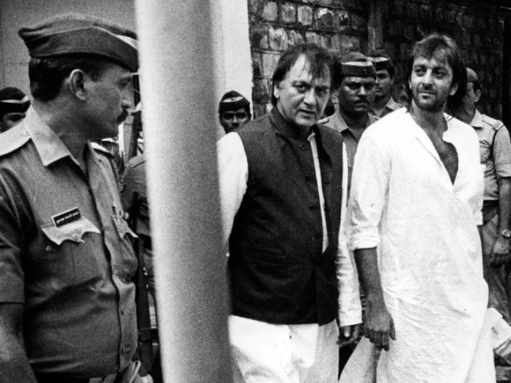संजय दत्त को हथकड़ी लगते देख रो पड़े पिता:एक्टर बोले- वो सदमे में थे, अधिकारी ने मजाक उड़ाकर कहा- जेल में सिगरेट नहीं मिलती, मजेदार जवाब दिया