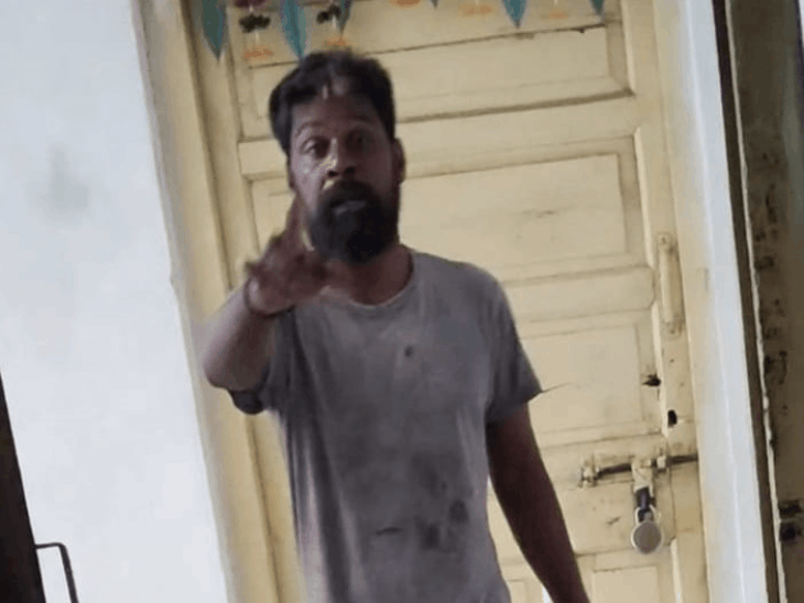 टैक्सी ड्राइवर का शव कब्र से निकाला:ट्रेन से कटकर हुई थी मौत, 20 दिन से लापता था; पुलिस ने अज्ञात मानकर दफनाया, परिवार ने कपड़ों से की पहचान