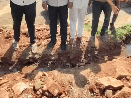 रायसेन में घरों तक पहुंच रहा नाली का गंदा पानी:सड़क खुदाई में टूटी थी पाइपलाइन, कॉलोनाइजर और नपा के फेर में उलझे रहवासी