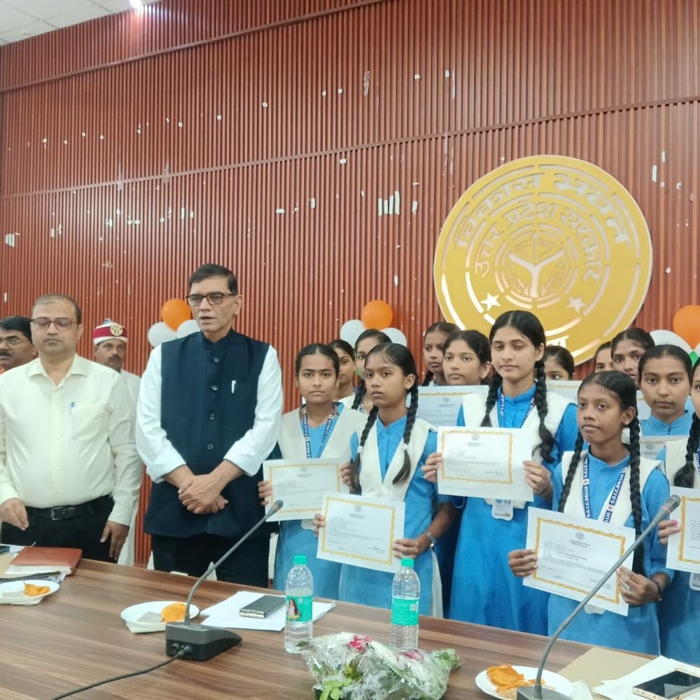 बलिया में 5909 छात्रों को 1.49 करोड़ रुपये की छात्रवृत्ति:डीएम ने कहा- छात्र-छात्राओं को पढ़ाई के खर्चों में राहत मिलेगी