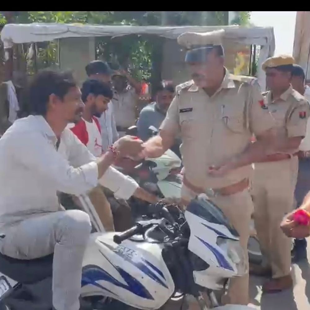 बारां में पुलिस ने चलाया यातायात जागरूकता अभियान:नियम तोड़ने वालों को फूल देकर समझाया, पालन करने वालों को किया सम्मानित