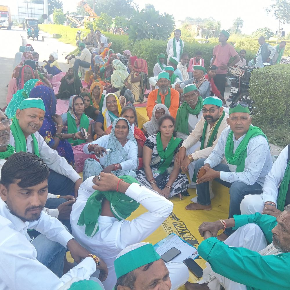 फतेहपुर में भाकियू ने डीएम को सौंपा ज्ञापन:ओवरब्रिज, आवास और डॉक्टर की मांग को लेकर किसानों का धरना