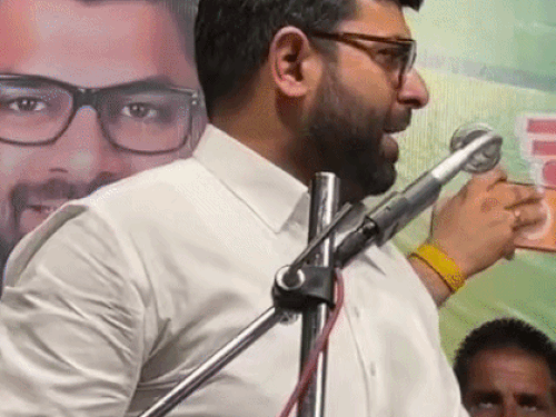 दिग्विजय बोले, चौटाला में घर निर्माण, लोगों(इनेलो वालों) का इलाज:समर्थकों को करते हैं परेशान, पैतृक गांव में पिता अजय चौटाला संग दिया बयान