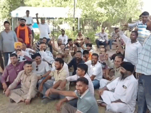 सिरसा में दूध छीनने मामले में दूधियों ने जताया रोष:बोले-पुलिस ने इन पर कार्रवाई नहीं की तो चौकी-थाने का करेंगे घेराव