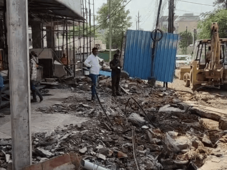8 करोड़ की लिंक रोड से अतिक्रमण हटाने चली JCB:बैतूल में पक्के निर्माण तक ढहा दिए, 2.70 किमी सड़क का होगा निर्माण