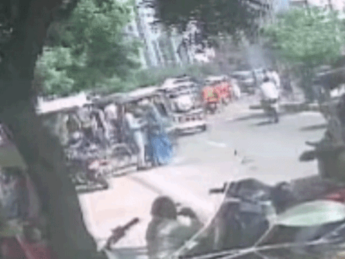 हॉस्पिटल के बाहर महिला के गहने लूटे:बातों में उलझाकर कहा था- भोपाल जाना है, किराया नहीं है; कागज की गड्डियां थमाकर भागा