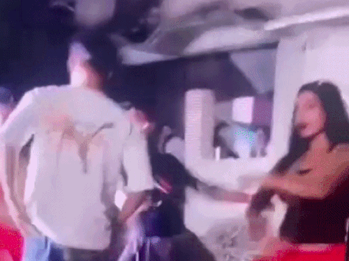 सीवान में ऑर्केस्ट्रा मंच पर पिस्टल लहराकर फायरिंग, VIDEO:पुलिसिंग पर उठे सवाल; 4 दिन बाद भी कार्रवाई नहीं, युवक ने स्टेटस लगाया