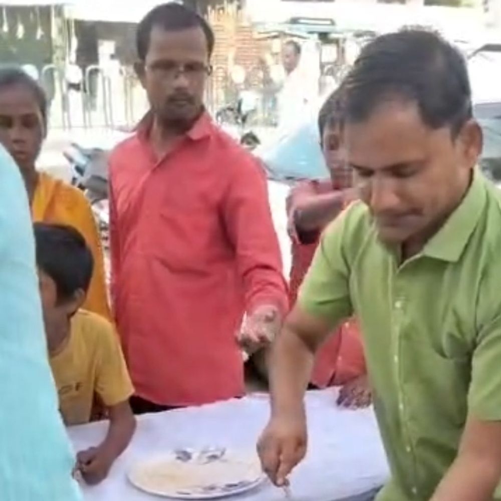 खदरा में भोजन वितरण कार्यक्रम:कतारबद्ध होकर लोगों ने प्राप्त किया भोजन