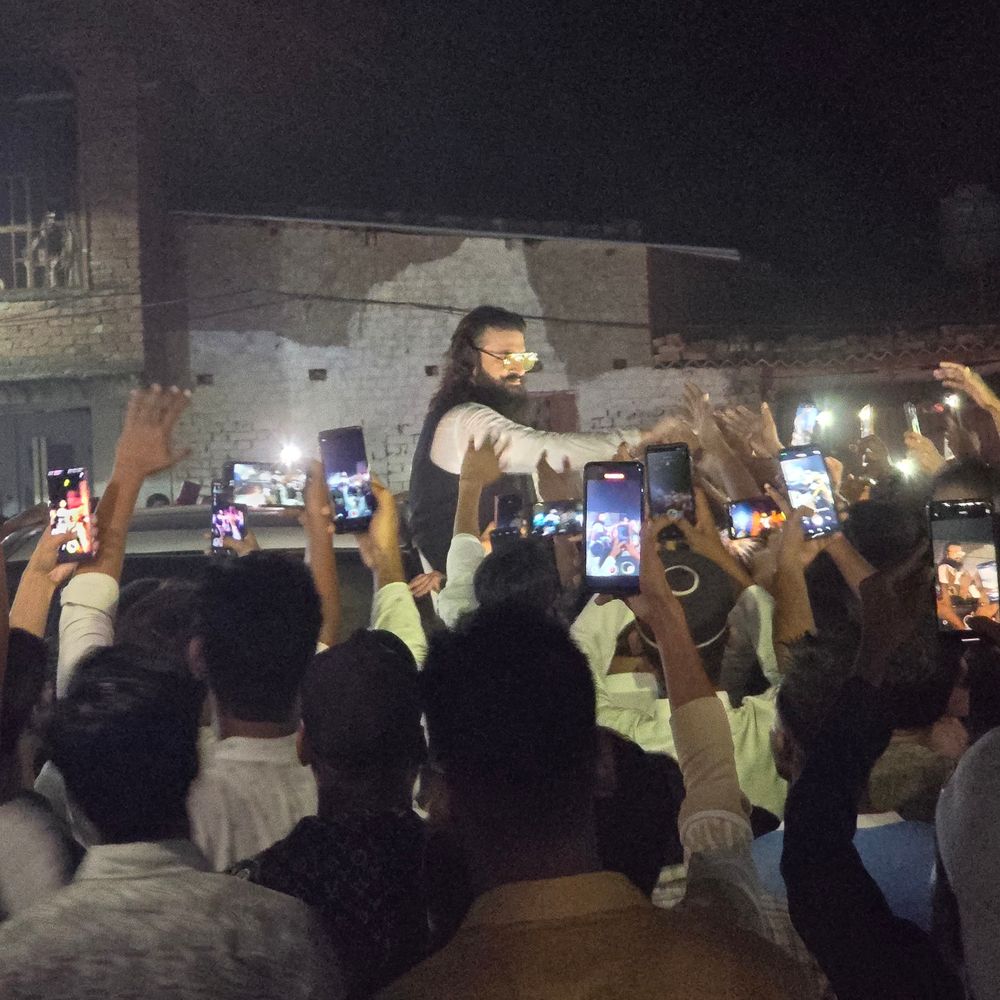 हाईटेंशन-लाइन की चपेट में आए मृतकों के घर पहुंचे अब्बास:मऊ में परिजनों को दी आर्थिक मदद, हादसे को बताया लापरवाही का नतीजा