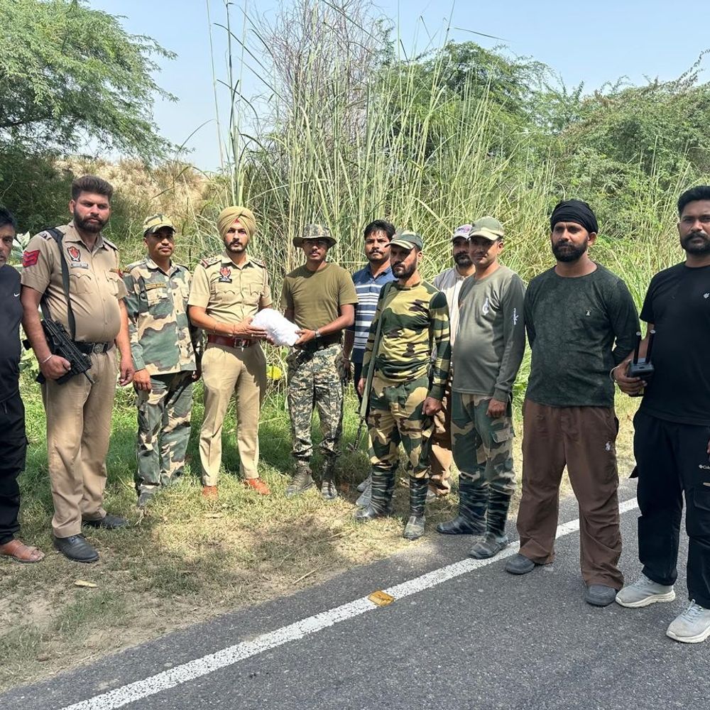 तरनतारन पुलिस-बीएसएफ ने सीमा पार से आए हथियार पकड़े:ड्रोन से गिराई गई थीं दो पिस्तौल, जांच के दौरान बरामद, अज्ञात पर केस