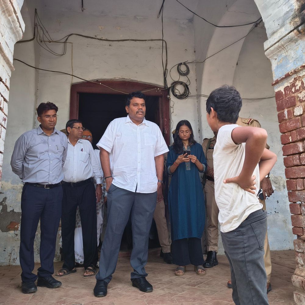 सीतापुर में DM ने बाढ़ आश्रय स्थल का किया निरीक्षण:लोगो से बातचीत कर व्यवस्थाएं परखीं