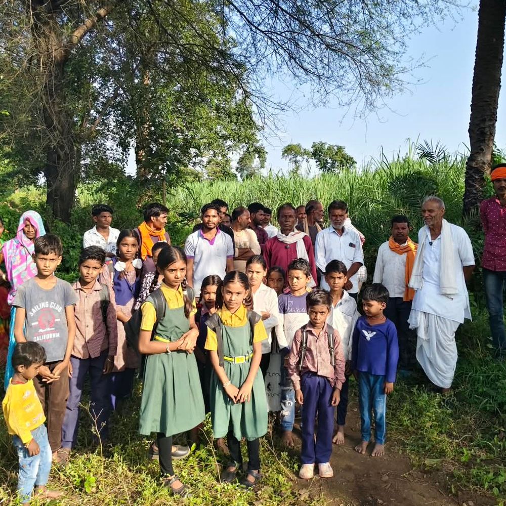 बरहटा-कैकरा गांव में 20 साल से सड़क नहीं बनी:ग्रामीण बिजली-पानी की समस्या से भी परेशान; मांगें पूरी नहीं हुई तो आंदोलन की चेतावनी