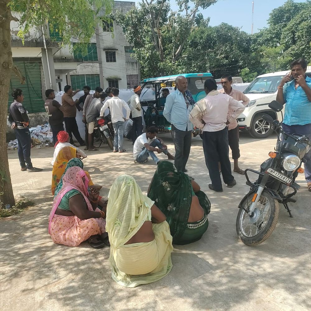 घर में सोते समय महिला को सांप ने डसा:रीवा ले जाते समय रास्ते में तोड़ा दम; दाहिने पैर पर मिले सर्पदंश के निशान