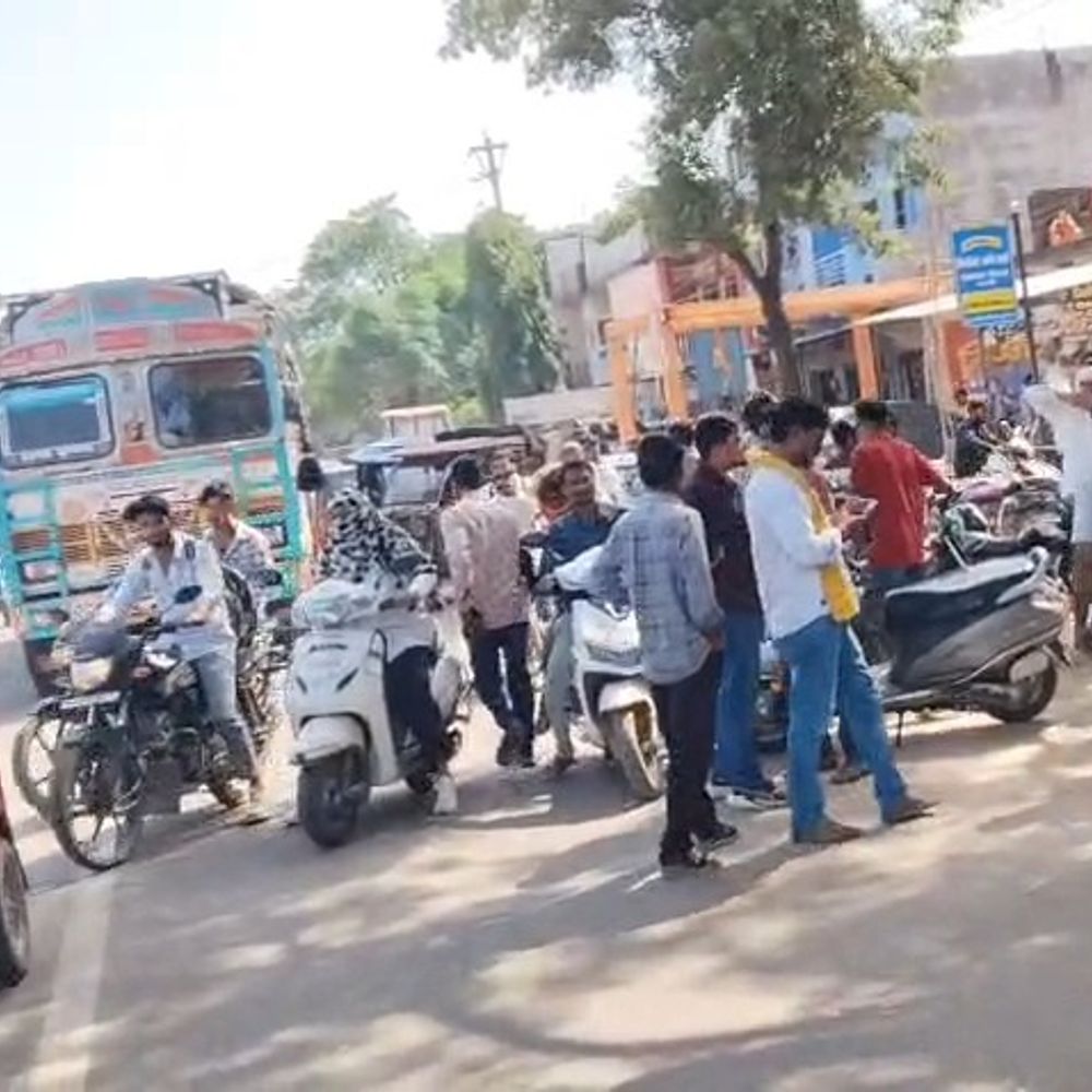 छतरपुर में ट्रैक्टर की टक्कर से बाइक सवार की मौत:गुस्साए लोगों ने लगाया जाम; चालक फरार, वाहन जब्त