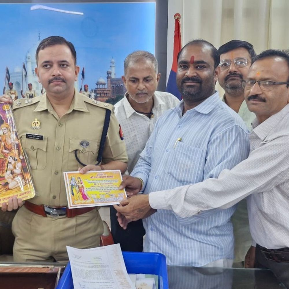 राम बारात शोभायात्रा का आमंत्रण:व्यापारियों ने डीसीपी को सौंपा राम बारात का आमंत्रण, फ्लैग मार्च कराने का किया आग्रह