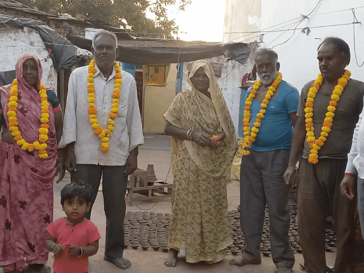 पिपलियामंडी में दीये बनाने वाले परिवारों का सम्मान:बोले- बढ़ती लागत से मुश्किल हुआ पुश्तैनी काम; सस्ती बिजली व चाक की मांग