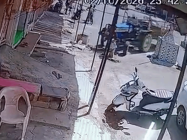 मुरैना में पत्थर से भरी ट्रैक्टर-ट्रॉली हैंडपंप पर चढ़ी:कार को बचाने में ड्राइवर ने खोया नियंत्रण; हादसे के बाद भाग गया