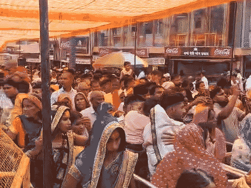 अयोध्या में श्रद्धालुओं की संख्या बढ़ी:रामलला के दान में दोगुना इजाफा, रोजाना 10 लाख तक पहुंचा समर्पण; 6 दान काउंटरों पर बढ़ी राशि
