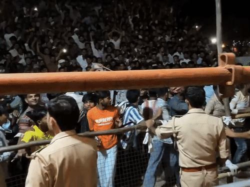 लाफ्टर शो में भीड़ बेकाबू, पुलिस ने फटकारी लाठियां:25 हजार लोगों की भीड़ जुटी, बीच में रोकना पड़ा कार्यक्रम, होमगार्ड सहित कई घायल