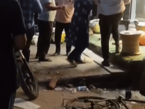 अमरोहा में पुरानी रंजिश के चलते दुकान पर जानलेवा हमला:मारपीट का वीडियो आया सामने, 4 आरोपियों पर केस दर्ज