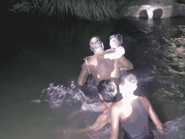 फतेहपुर में पांडु नदी के तेज बहाव में नाव पलटी:5 बच्चों समेत 12 लोग डूबे, ग्रामीणों और पुलिस ने बचाई जान; दंगल देखकर लौट रहे थे
