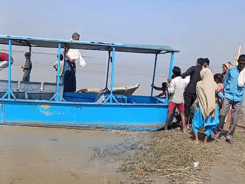 गंगा के कटान से 5 मकान नदी में समाए:फर्रुखाबाद में ग्रामीण सामान लेकर सुरक्षित ठिकानों की ओर भागे; कई घरों पर अब भी खतरा