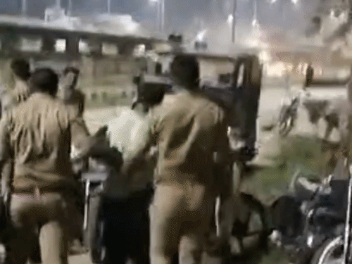 डेरापुर में 100 फीट ऊंचे मोबाइल टावर पर चढ़ा व्यापारी:फोन गुम होने से परेशान था, पुलिस ने समझाकर डेढ़ घंटे बाद उतारा