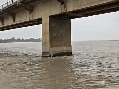 मऊ में सरयू नदी खतरा बिंदु से 30 सेमी ऊपर:तटवर्ती गांवों में घुसा बाढ़ का पानी, सड़कें और फसलें डूबीं; 3 नगर वार्ड भी जलमग्न