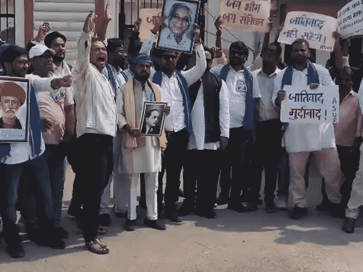 DDU में "गालीबाज प्रोफेसर को बर्खास्त करों के नारे लगे":असिस्टेंट प्रॉक्टर पर जातिसूचक शब्द इस्तेमाल करने का आरोप, निलंबन और FIR की मांग की