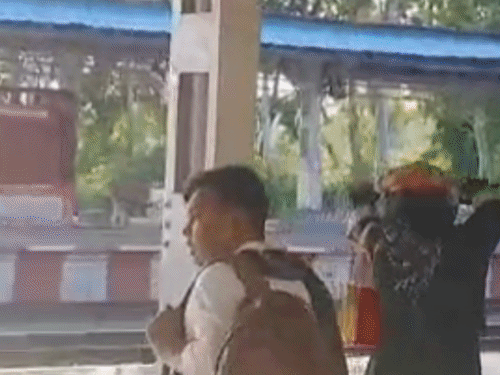 महराजगंज के बछरावां रेलवे स्टेशन पर भरभराकर गिरी फॉल सीलिंग:7 करोड़ से 3 महीने पहले बना था स्टेशन, उद्घाटन से पहले ही जान बचाकर भागे यात्री