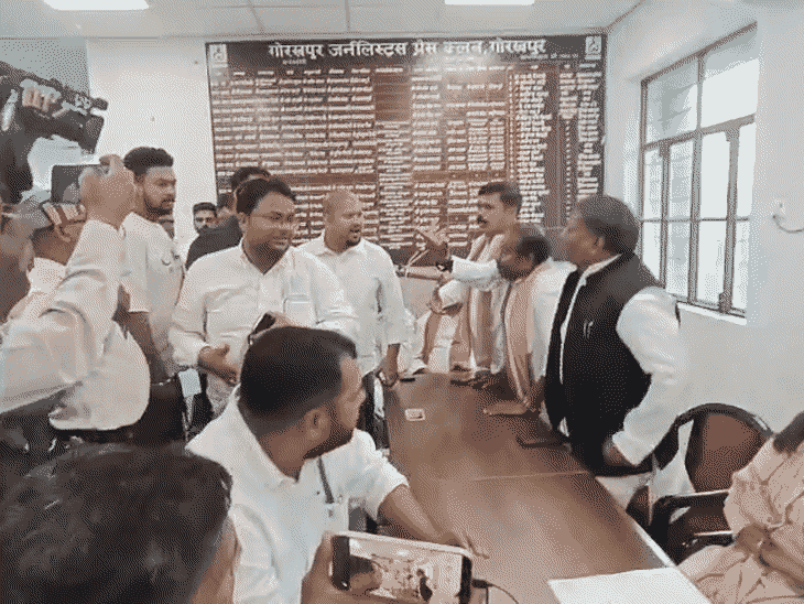 सपा के पूर्व जिलाध्यक्ष को मारा थप्पड़, देखें VIDEO:गोरखपुर प्रेस कॉन्फ्रेंस में हुआ बवाल; आपस में भिड़े सपा कार्यकर्ता