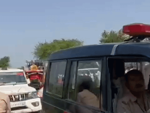 हमीरपुर के राठ में पटाखा गोदाम में आग लगी:बारूद सुखाते समय हुआ हादसा, एक मजदूर के बाल झुलसे; समर पंप चलाकर बुझाया